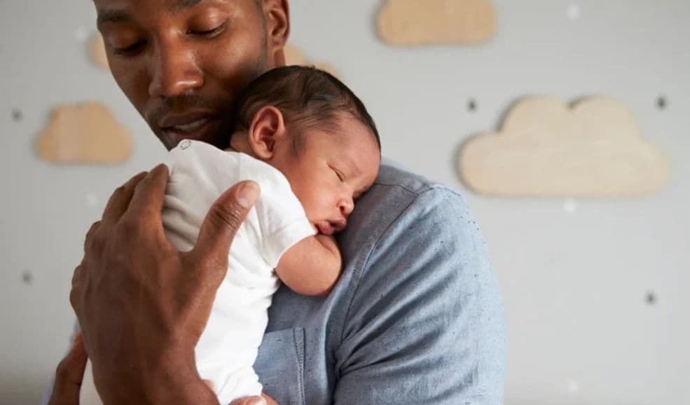 Pai com bebê no colo