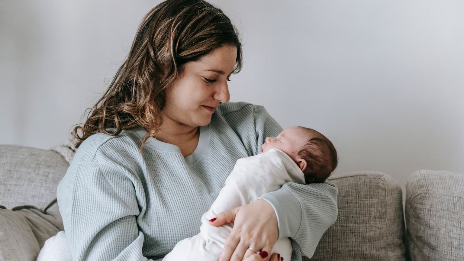 Mãe e bebê em contato afetuoso
