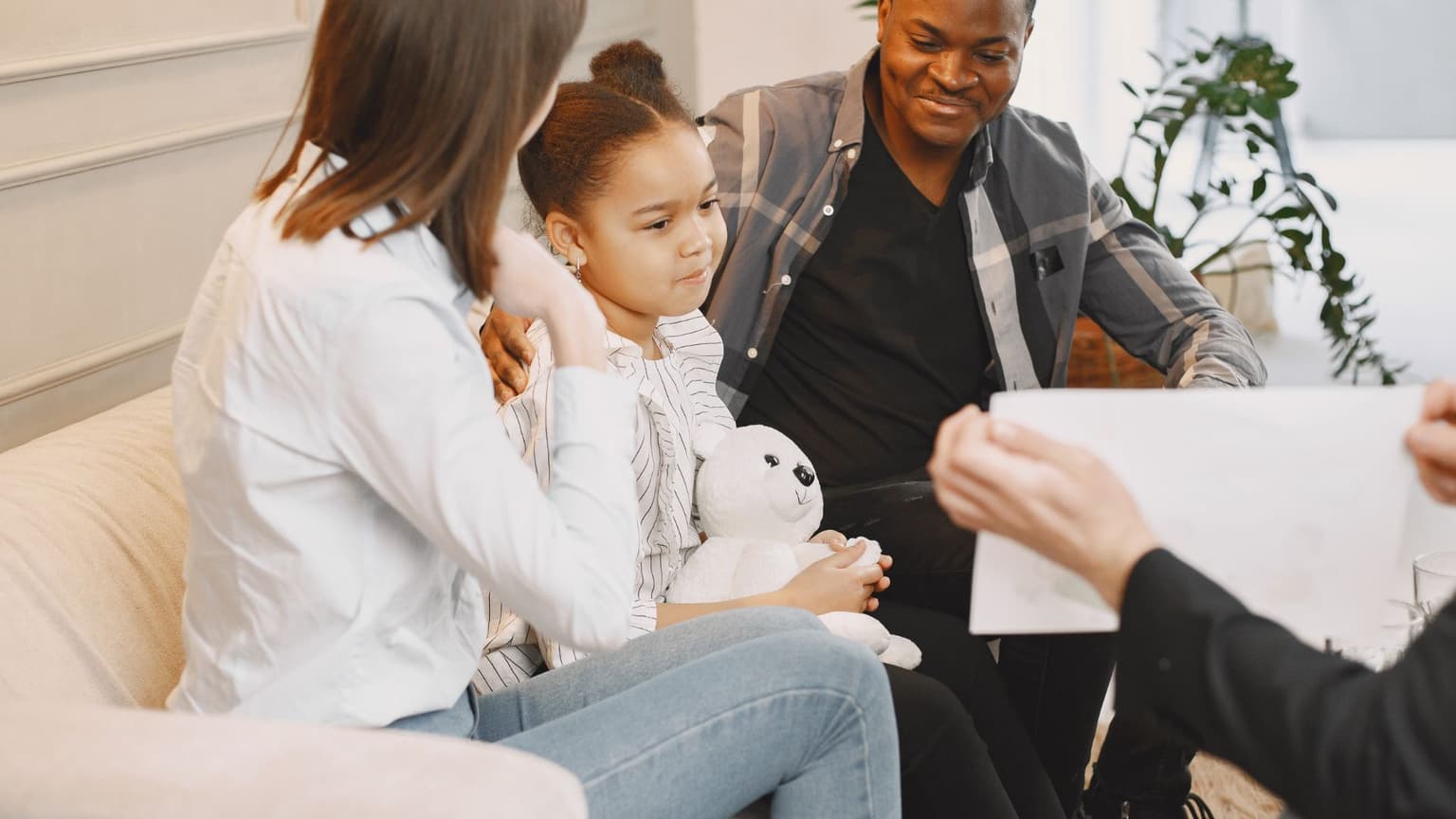 Mulher grávida com mãos apoiadas na barriga