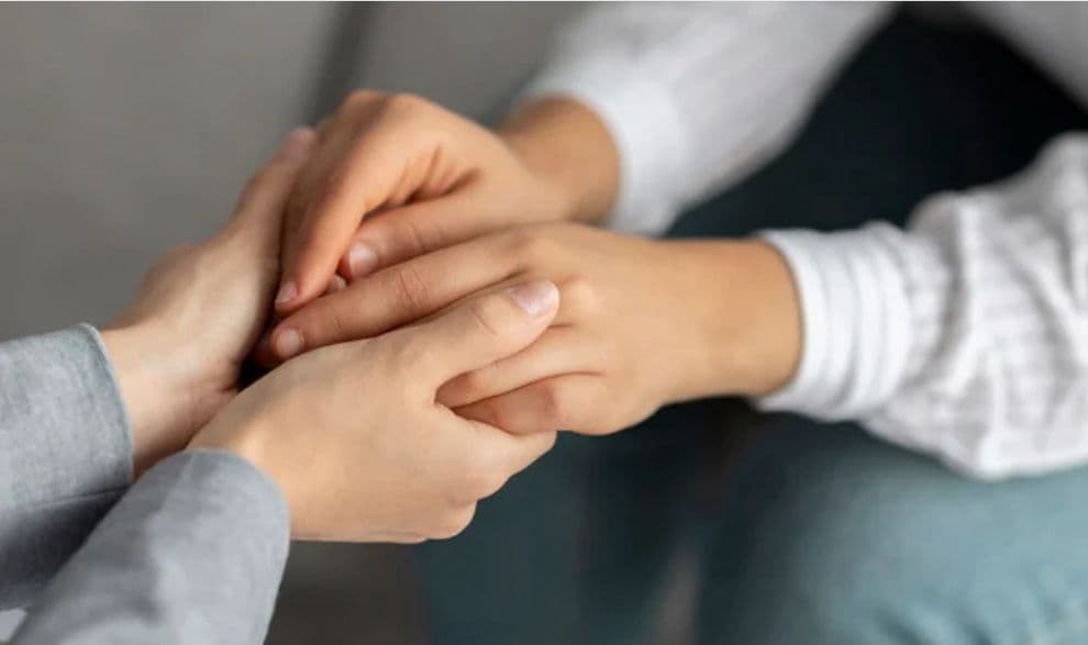 Adulto sentado em sofá durante sessão de psicoterapia