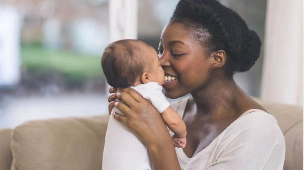 Mãe acolhendo seu bebê no período pós-parto